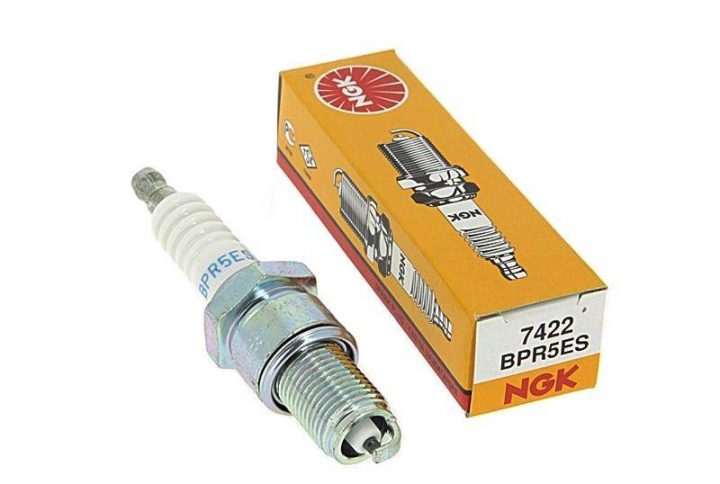 NGK Sparkplugs Range Rover,Toyota Hilux, HiAce, LiteAce, TownAce, Noah , ToyoAce Part Number: BPR5ES