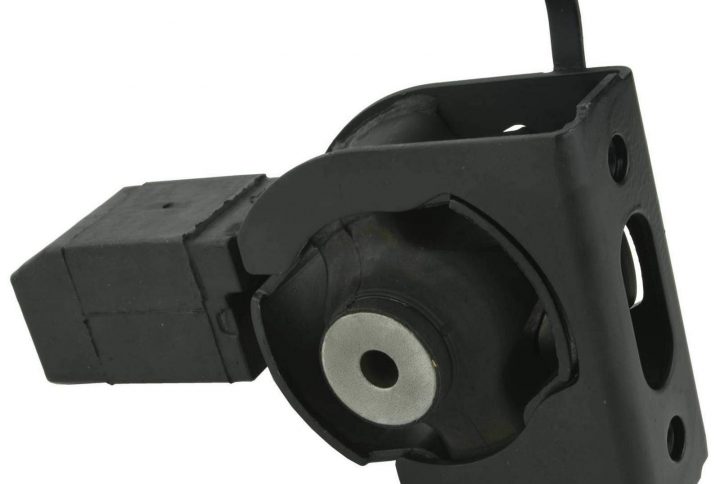 TOYOTA VOXY / NOAH FRONT ENGINE MOUNT IN KENYA